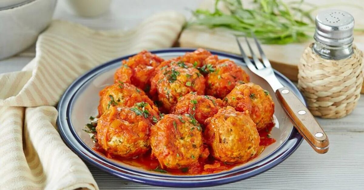 Куриные ежики с рисом в духовке. Куриные тефтели. куриные тефтели в томатном соусе. тефтели из куриного фарша. тефтели с тыквой.