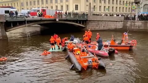 Автобус упал в реку в спб