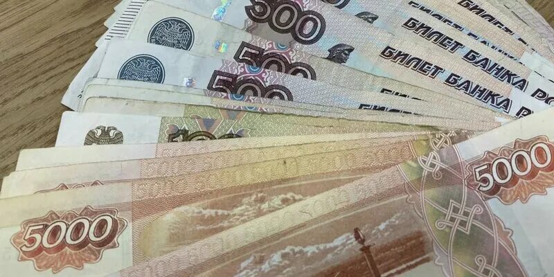 Поступило 10 тыс. 1000 Рублевая купюра. Российские рубли банкноты в обращении. 10 Тысяч рублей. Российские 1000 рублей.