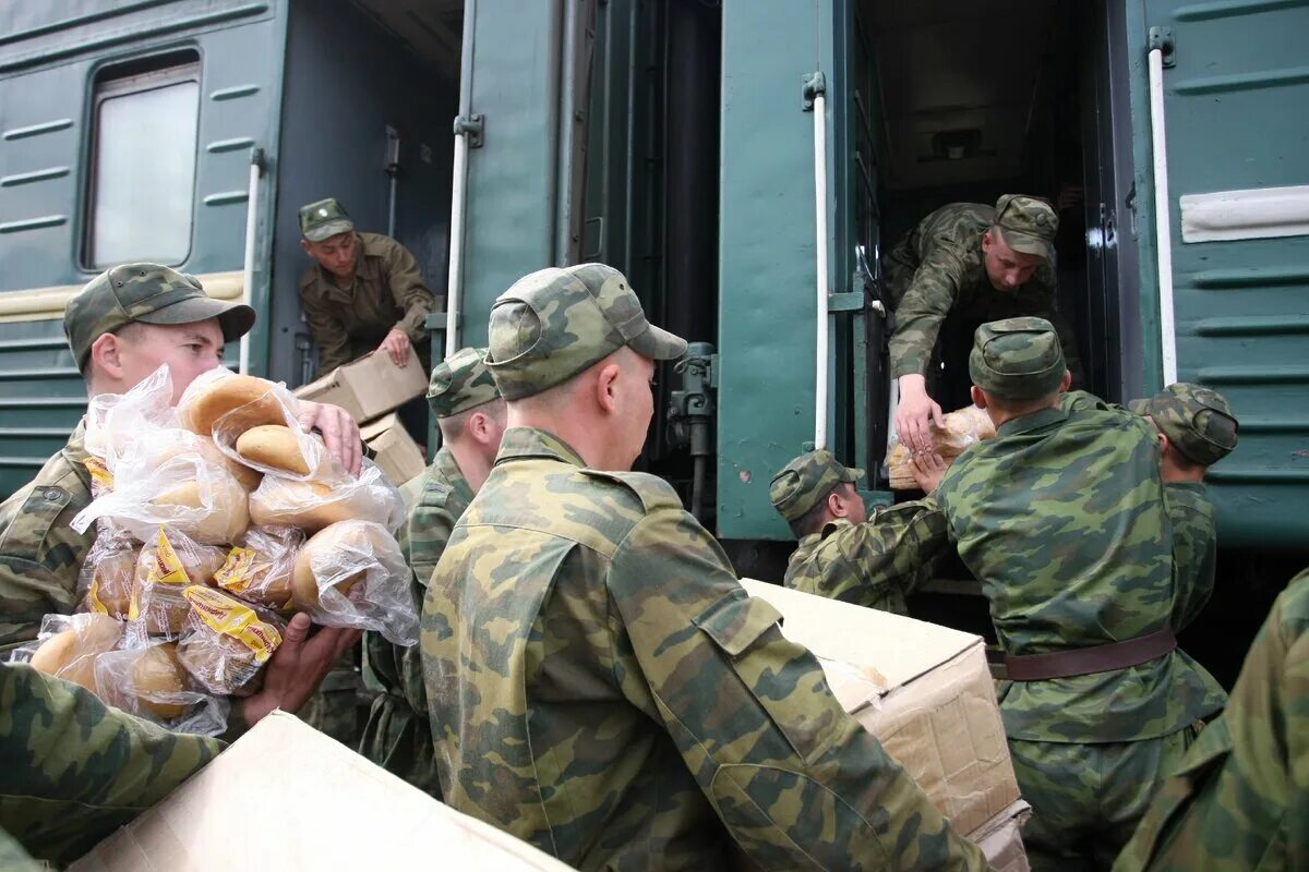 Эшелон с солдатами. Военный поезд. Военный эшелон с призывниками. Погрузка воинского эшелона. Вынести р