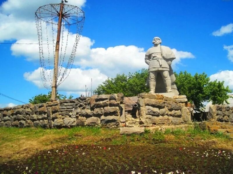 Памятник пугачева саранск. Памятник емельяну пугачёву саранск. памятник е пугачеву саранск. пугачев памятник в саранске. памятник емельяну пугачеву в пугачеве.