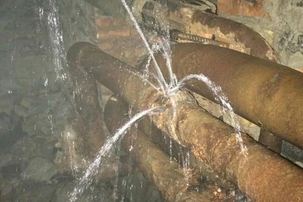 Течь протечка. Прорвало водопровод. прорыв водопровода в доме. протечка водопровода. подвал с трубами.