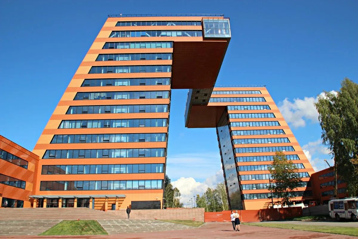 Новосибирск центр информационных технологий в академгородке. Центр информационных проектов. Центр информационных проектов. Наклонные башни академпарка новосибирск. Николаева 11 академгородок.