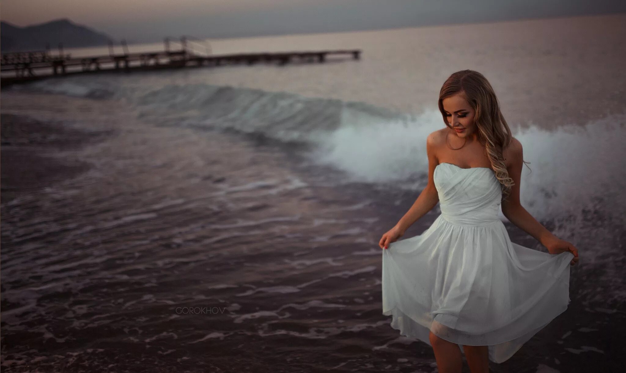 Девушка в белом платье. Фотосессия на море в платье. Девушка в платье на море. Красивые девушки на море.