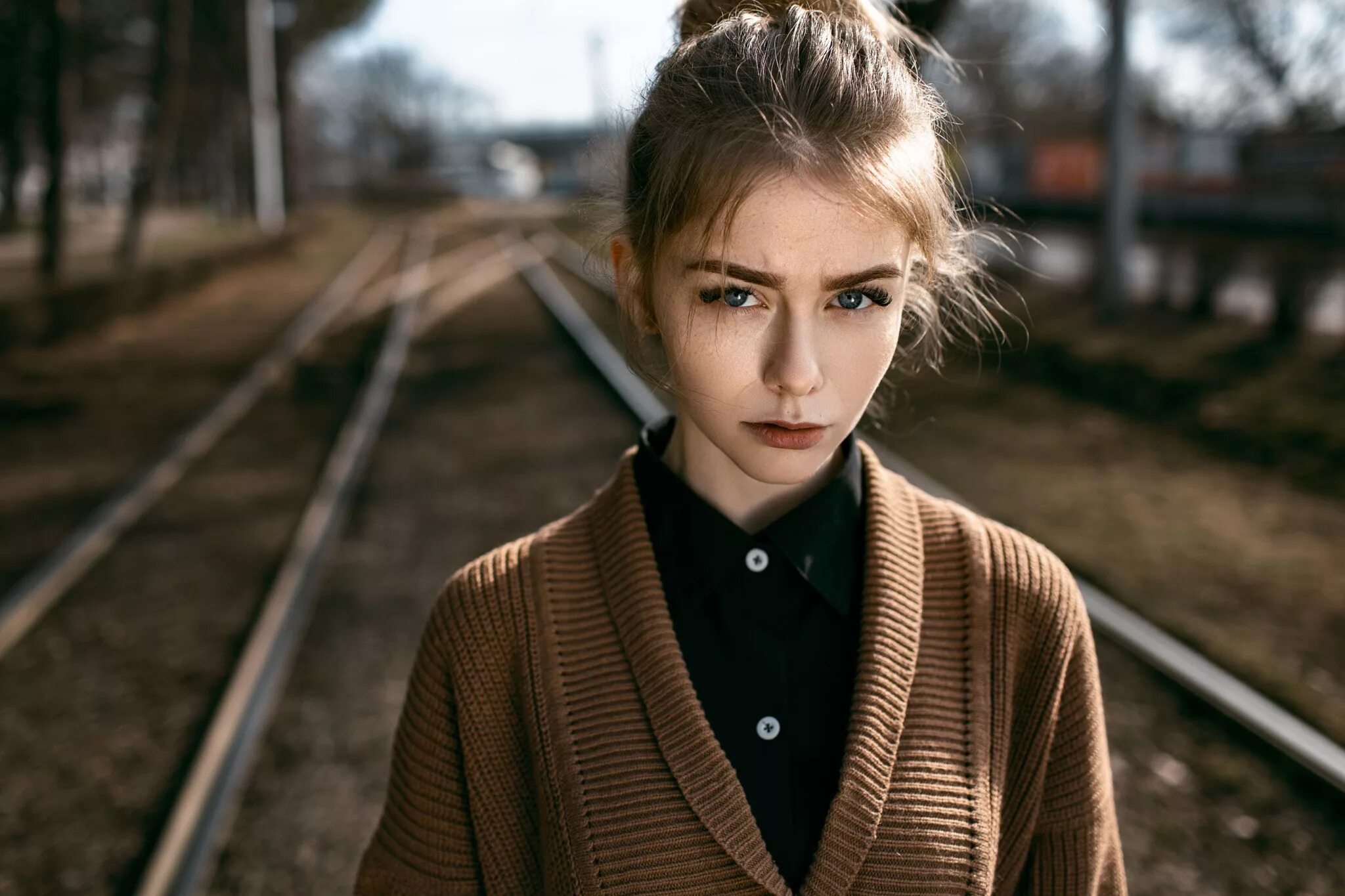 Девушка строго. Наивная девушка. строгая девушка. строгая девушка подросток. наивный взгляд.
