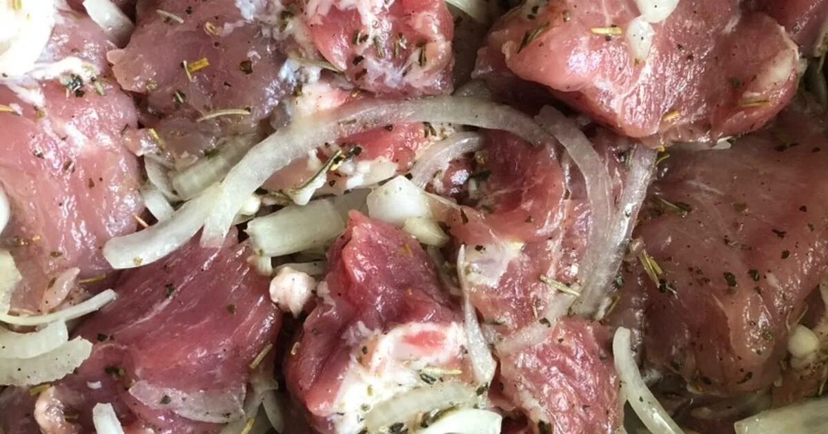 Как вкусно замариновать мясо для шашлыка. Замаринованное мясо. мясо в маринаде. мясо кусочками в маринаде. готовые мариновки мясо.
