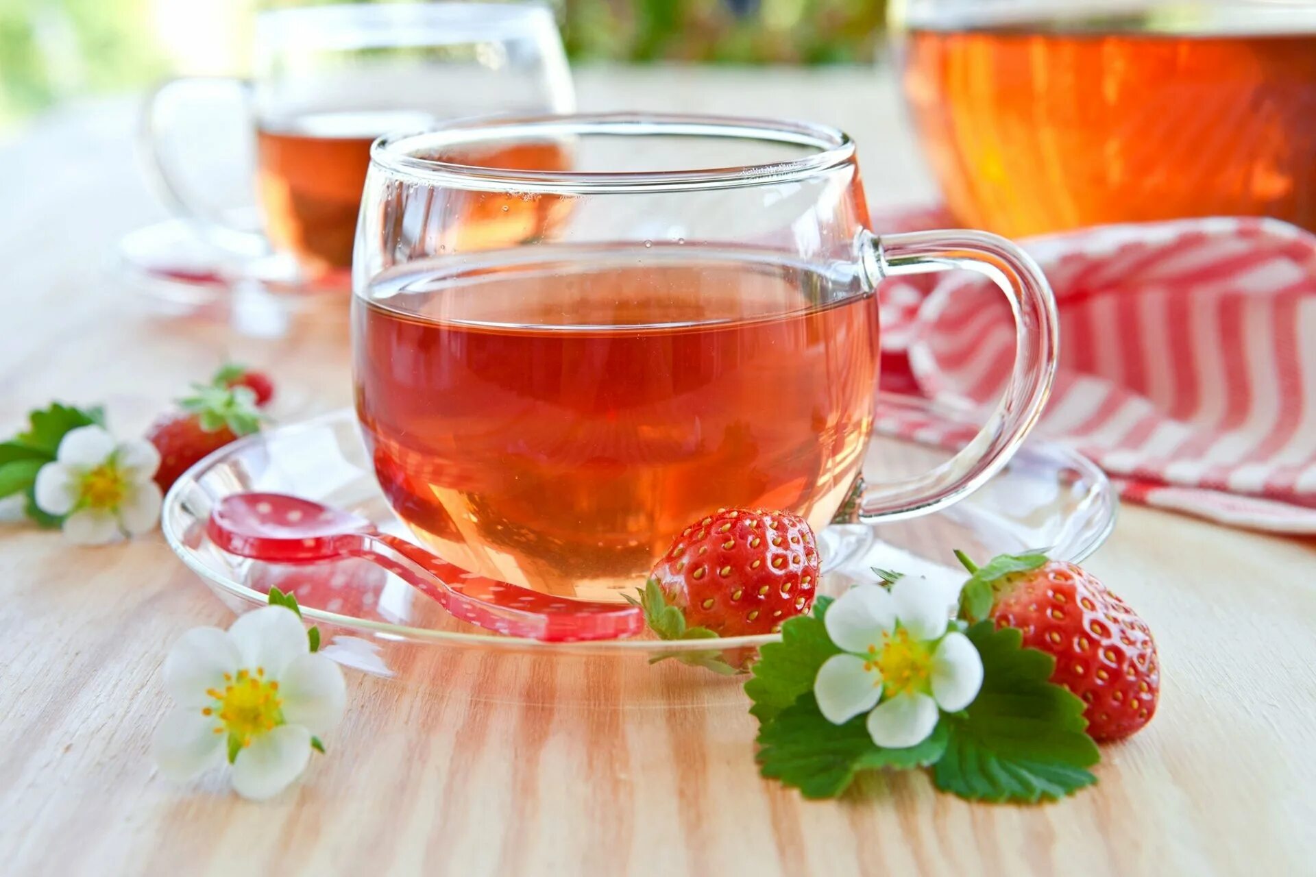 Вкусный чай в домашних условиях. Чашечка чая. Чай с клубникой. Чай с земляникой. Красивые чашки для чая.