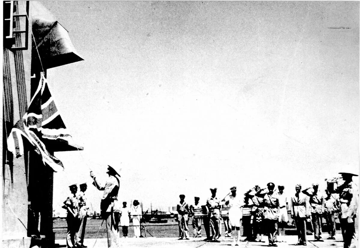 Мозамбик памятник героям войны за независимость. Британцы спустили белый флаг в Сингапуре вторая мировявойна. Американские школьники отдают честь флаг в 1928г. В великобритании спустили флаги