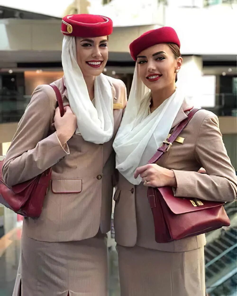 Стюардессы арабских. Стюардессы «эмирейтс» (emirates). эмирейтс униформа. эмерейтсбортпроводник. форма эмирейтс бортпроводник.