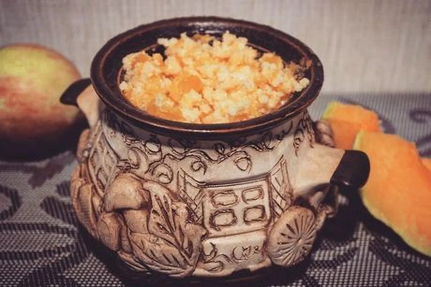 Каша дружба в горшочке в духовке. Пшенная каша с тыквой в горшочке. пшенка с тыквой в горшочке. горшочек каши. пшенная каша с тыквой в горшочке в духовке.