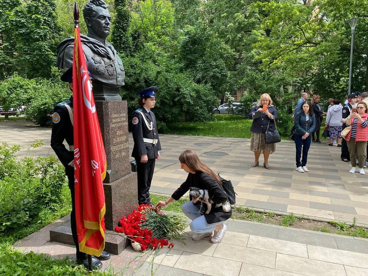 22 июня вечный огонь. 22 июня в москве. Линия памяти крымская набережная. Вов 1941 1945 вечный огонь. Москва вечный огонь могила неизвестного солдата.