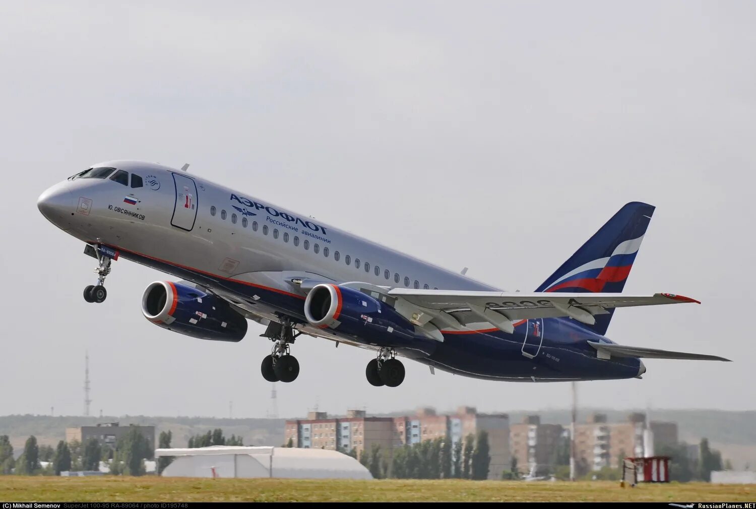 Самолет rrj 95 pa 89067. Сухой суперджет 100-95 якутия. Sukhoi superjet 100-95 аэрофлот. Сухой суперджет 100-95 lr. Superjet su 100 95.