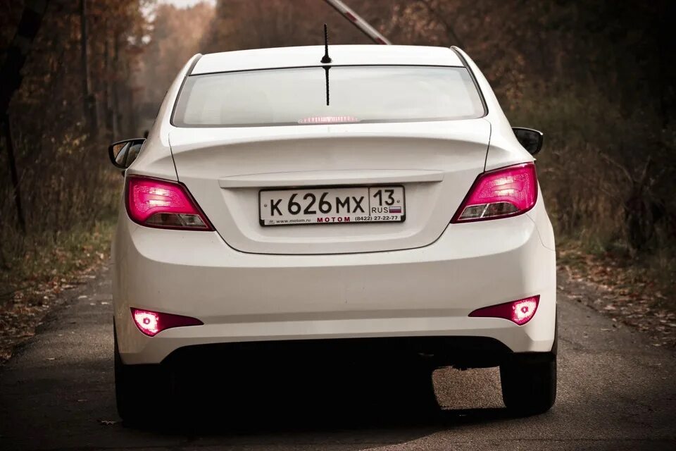 Шильдик hyundai solaris на багажник. Хендай солярис 2011 сзади. Шильдик 1. Шильдик солярис место. Шильдик 1.