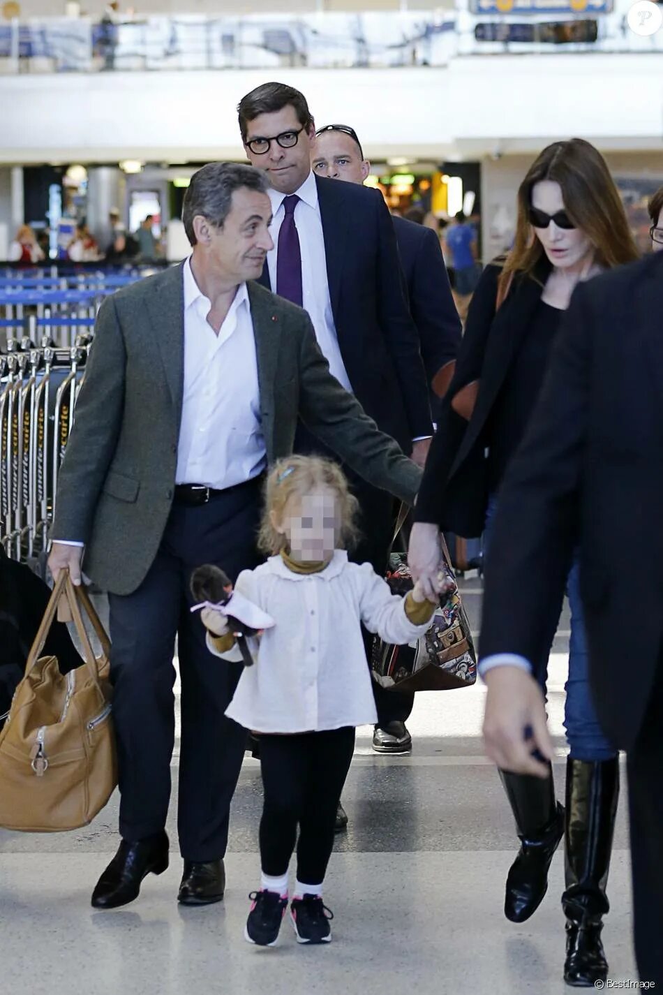 Бруни саркози. Дети Карлы Бруни и Николя Саркози.