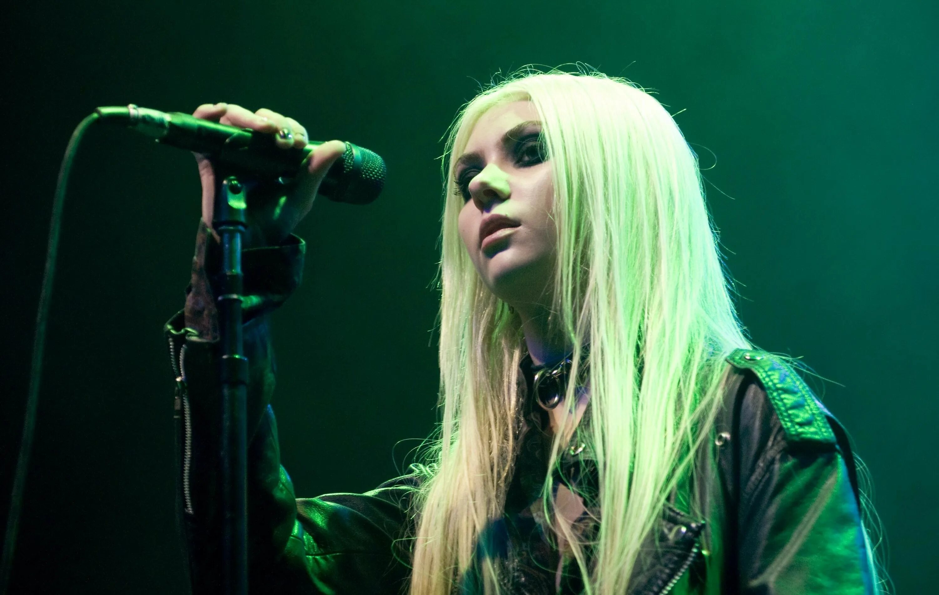 Pretty the same. Тейлор момсен. тейлор момсен сейчас 2025. тейлор момсен 2017. the pretty reckless вокалистка.