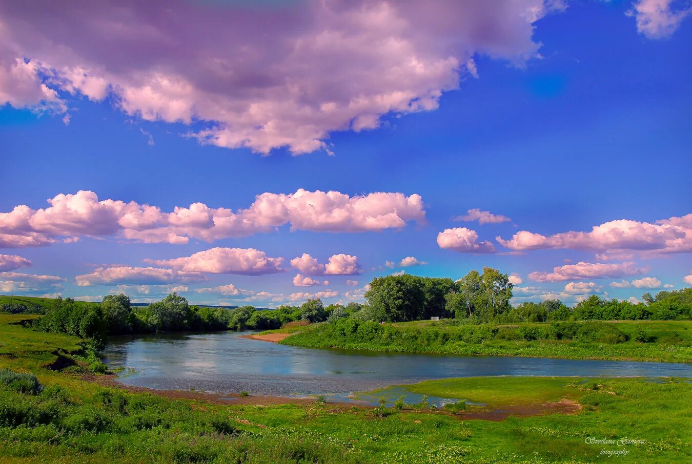 над рекой плывут облака. облака в реке. отражение неба в воде. озеро зеркальное алтайский край. облака плывут над рекой.