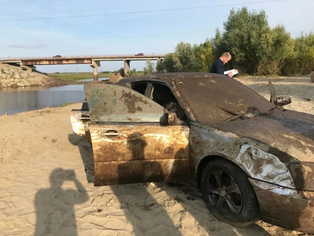 Видео как достают машины