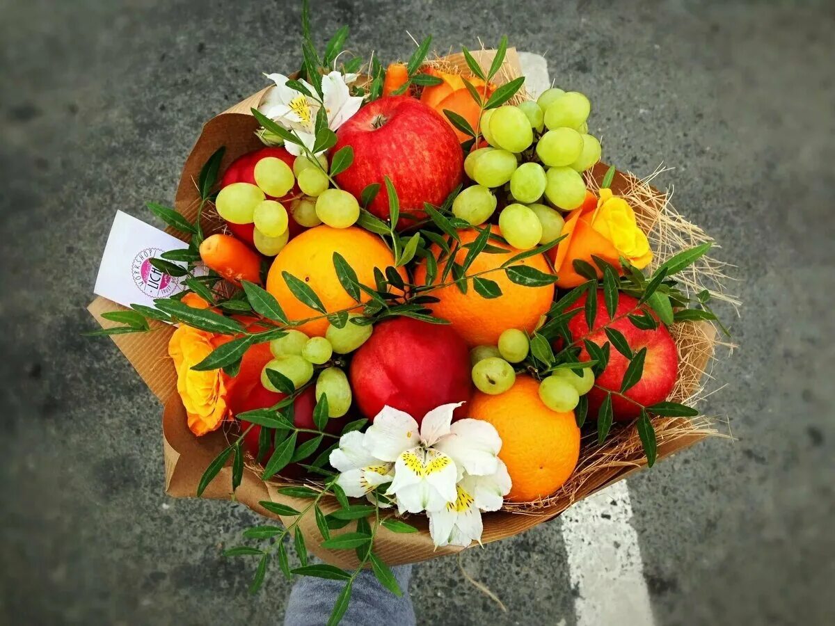 Новогодние букеты из фруктов. Фруктовые букеты с доставкой москва. Фруктово конфетный букет. Фруктовые букеты с доставкой москва. Композиция из фруктов.