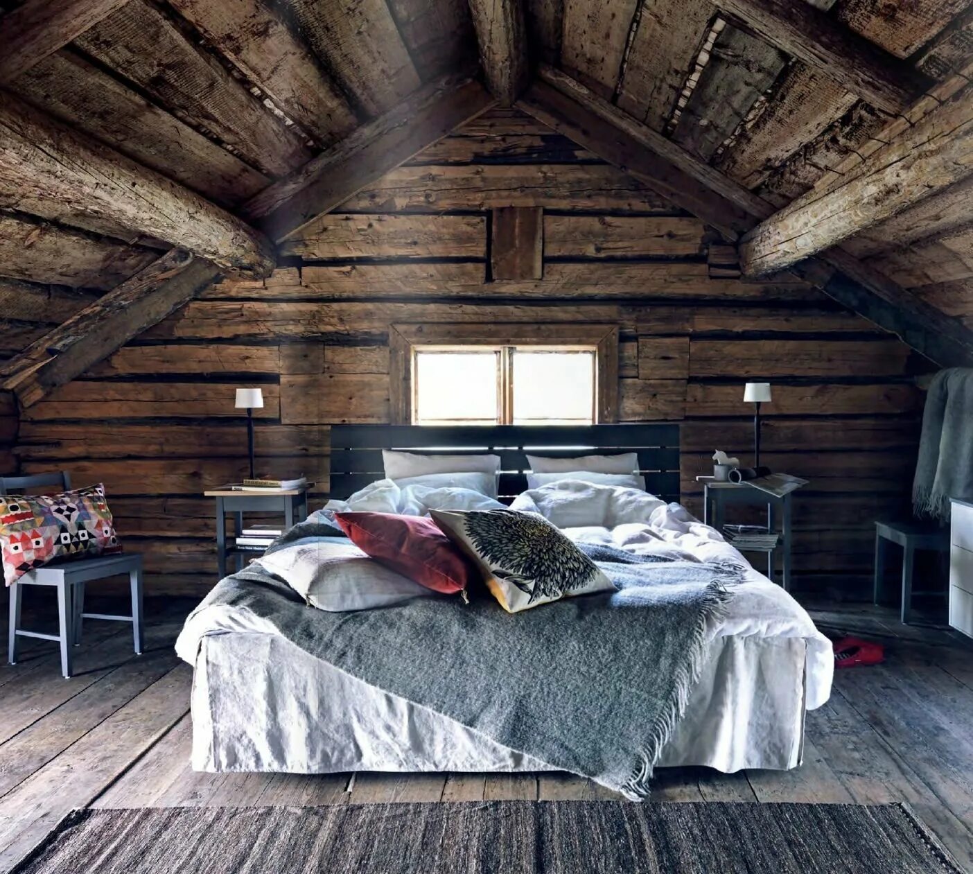 Чердак сша. Спальня на чердаке. Мансарда в деревенском стиле. Спальня под крышей. Спальня под крышей в деревянном доме.