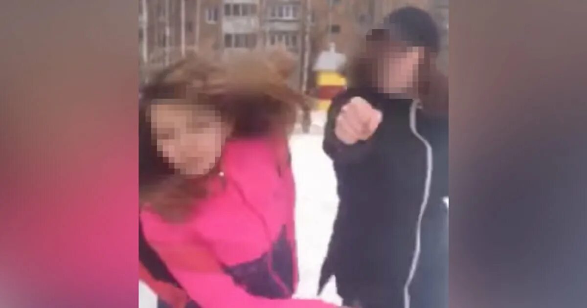 Одноклассницу по очереди. Избили свою одноклассницу. девочки избили одноклассницу. школьница избивает девочку. школьницы избили одноклассницу.