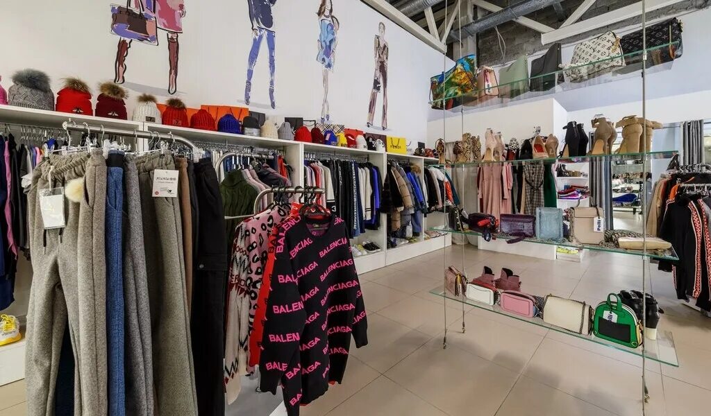 Товары в магазине. Big shop симферополь. Магазин большой контакты. Магазин большой контакты. Магазин много обуви москва каталог на братиславской.