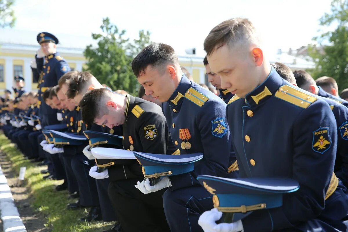 Военной школы поступление. Военно-Космическая Академия имени а. ф. Можайского. Можайское военное училище. Курсанты Можайской Академии. Выпуск вка им Можайского.