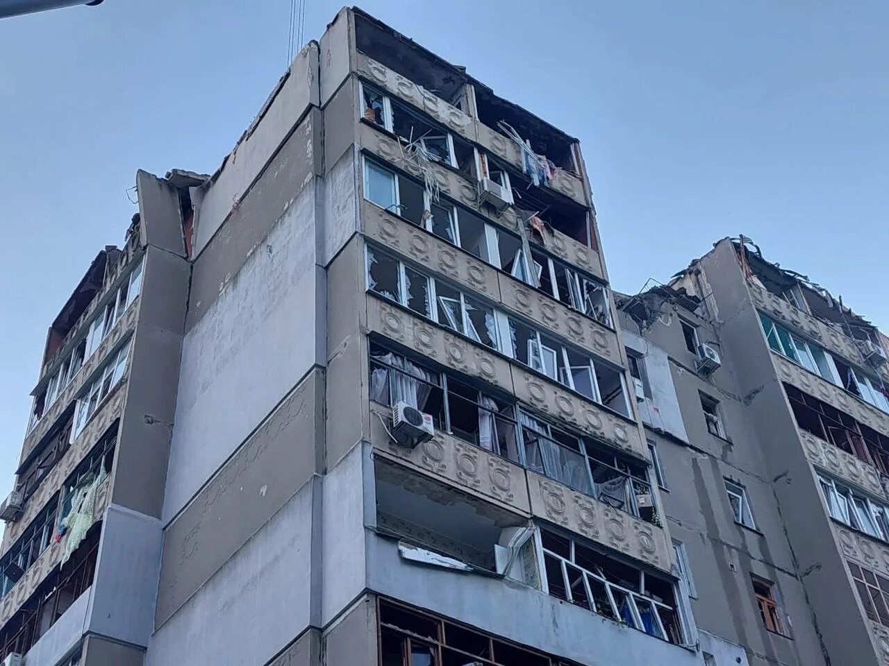Киев ракета в жилой дом. Киев лобановского ракета. Обстрел жилых домов в киеве. Попадание в многоэтажку в киеве. Киев многоэтажки.
