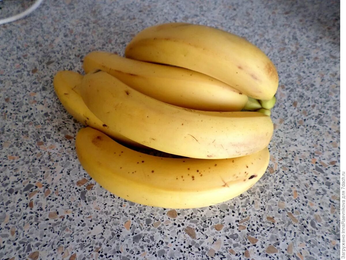 Сколько лежат бананы. Фрукты банан. Бежевый банан фрукт. Чтобы бананы дольше хранились. Чтобы бананы не портились.