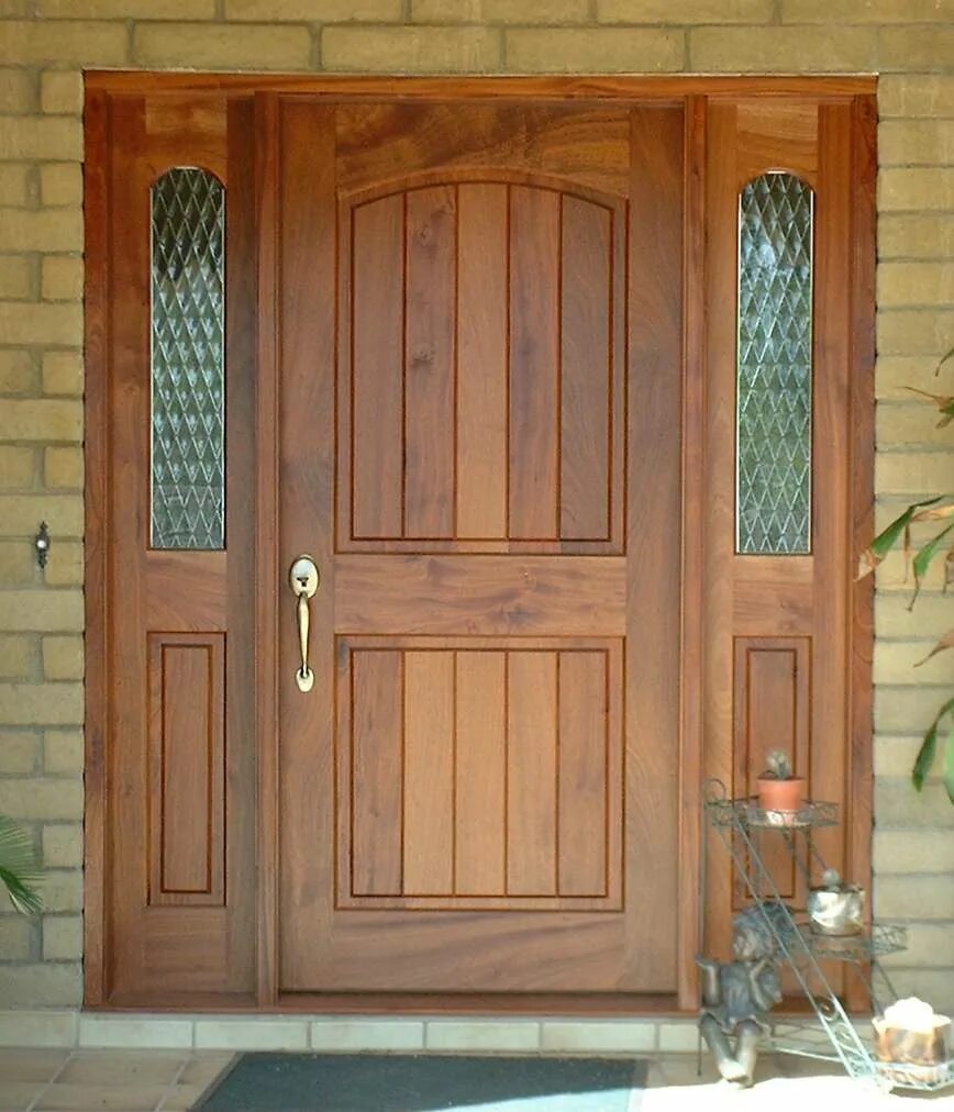 Купить дверь деревянную входную в дом. Дверь входная деревянная. Входные двери из дерева. Деревянная входная дверь в частный дом. Входная дверь в деревянный дом.