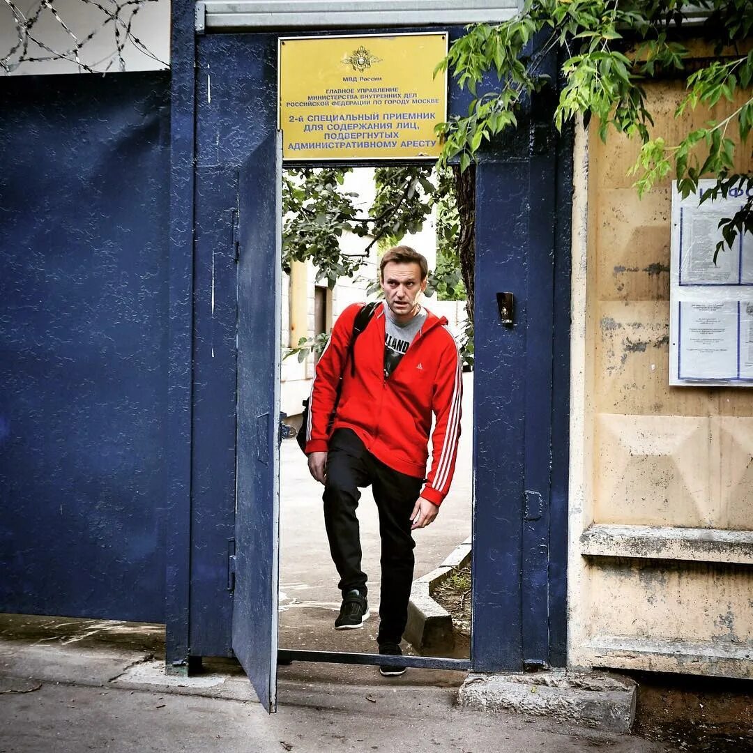 Ужасно рад. Вышел из тюрьмы. Навальный вышел из тюрьмы. Человек выходит из тюрьмы. Вышел на свободу.