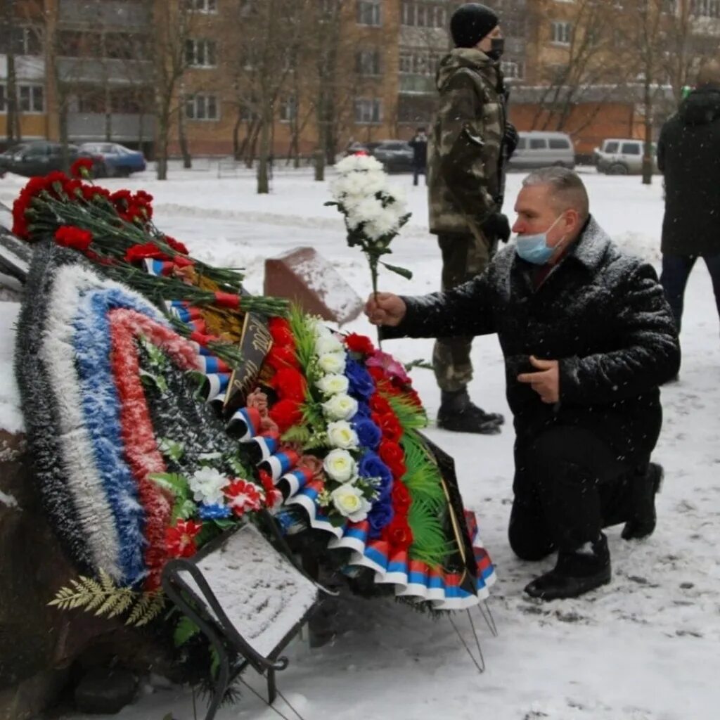 Памятник черный тюльпан в Серпухове. Мемориал черный тюльпан Серпухов. Памятник чёрный тюльпан в городе Серпухов. Черный тюльпан серпухов