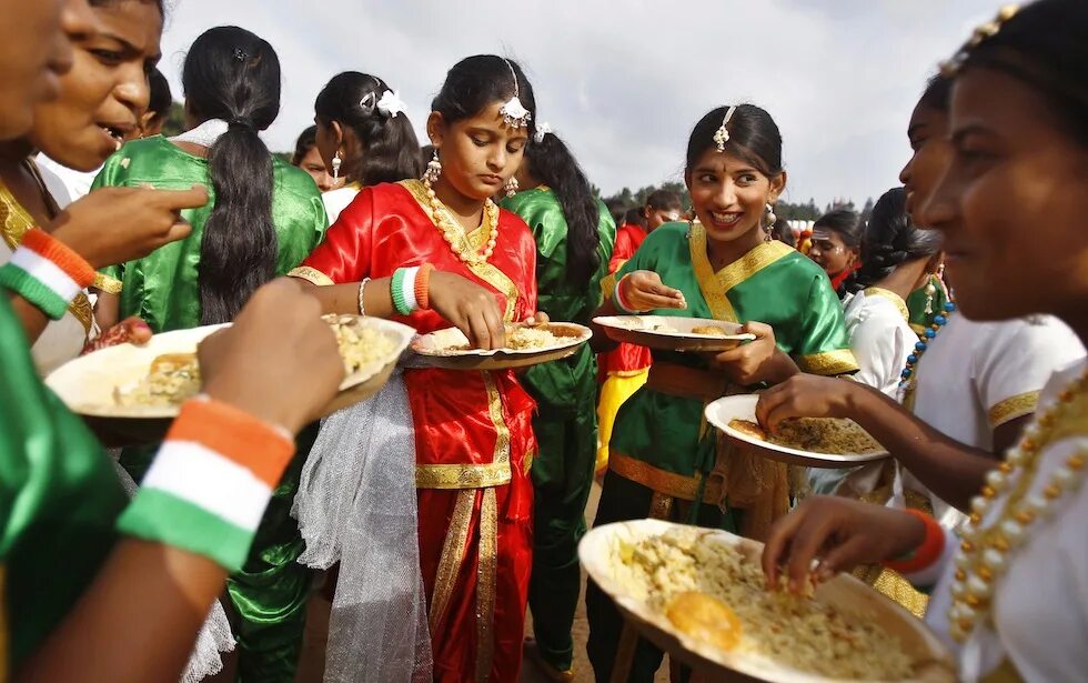 Особенности традиции стран. Прием пищи в Индии. Индия Трапеза. Этикет Индии. Индия люди.
