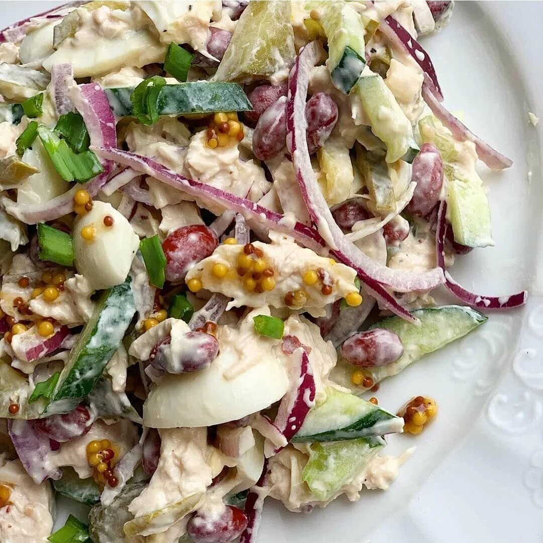 Салат с фасолью и сухариками и курицей. Салат с рыбной консервой и фасолью. Салат с тунцом и фасолью красной. Салат фасоль яйцо лук. Салат с тунцом и фасолью.
