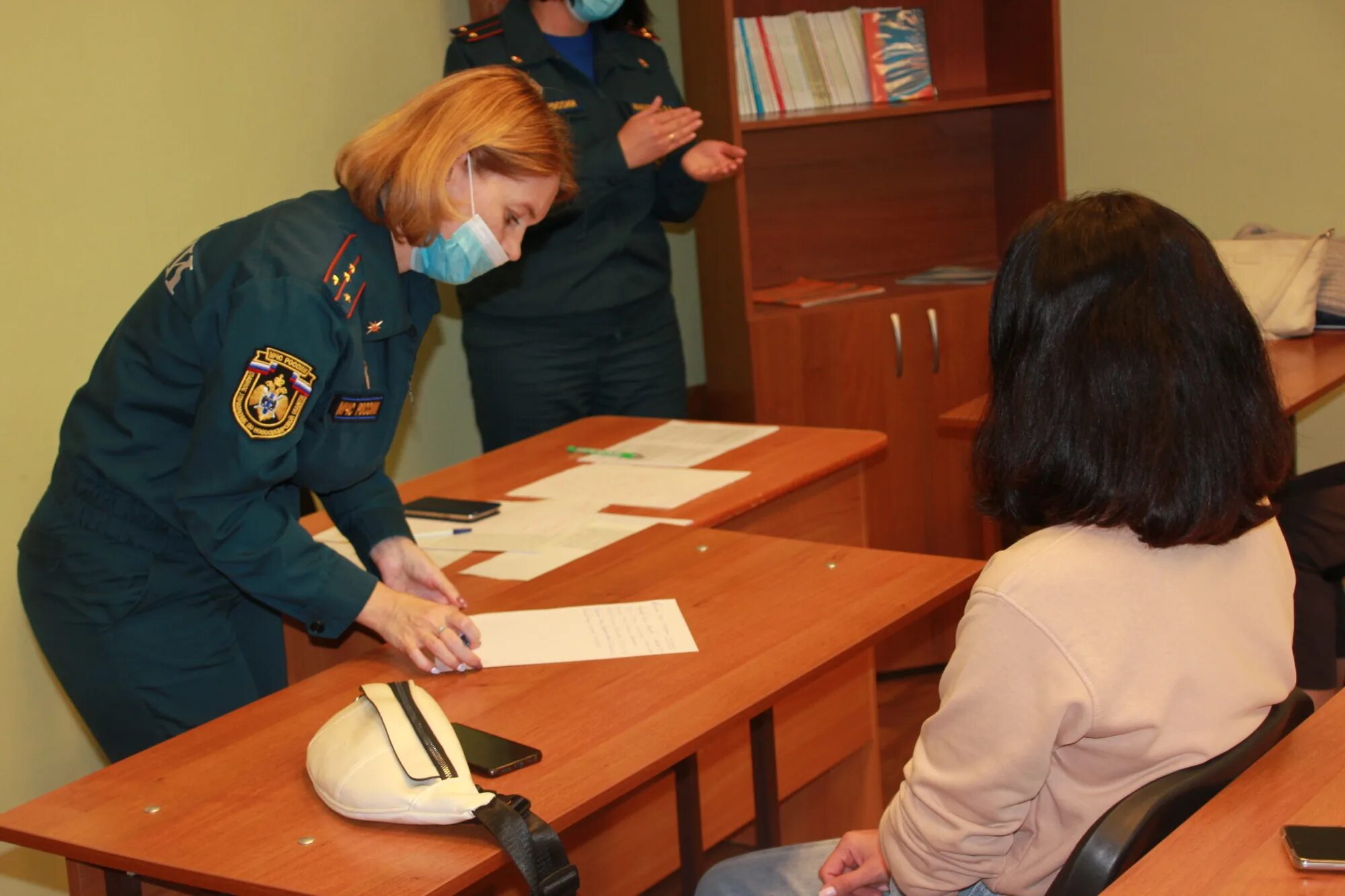 Психолог МЧС. Психолог МЧС Новосибирск. Работа психологов МЧС. Волонтеры на пунктах временного размещения. Мчс россии телефон горячей