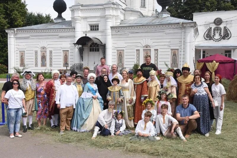 Москва тарусская сегодня. Таруса концерт. Таруса население 2022 численность. Таруса выпуск 1988 года. Священники Тарусы.