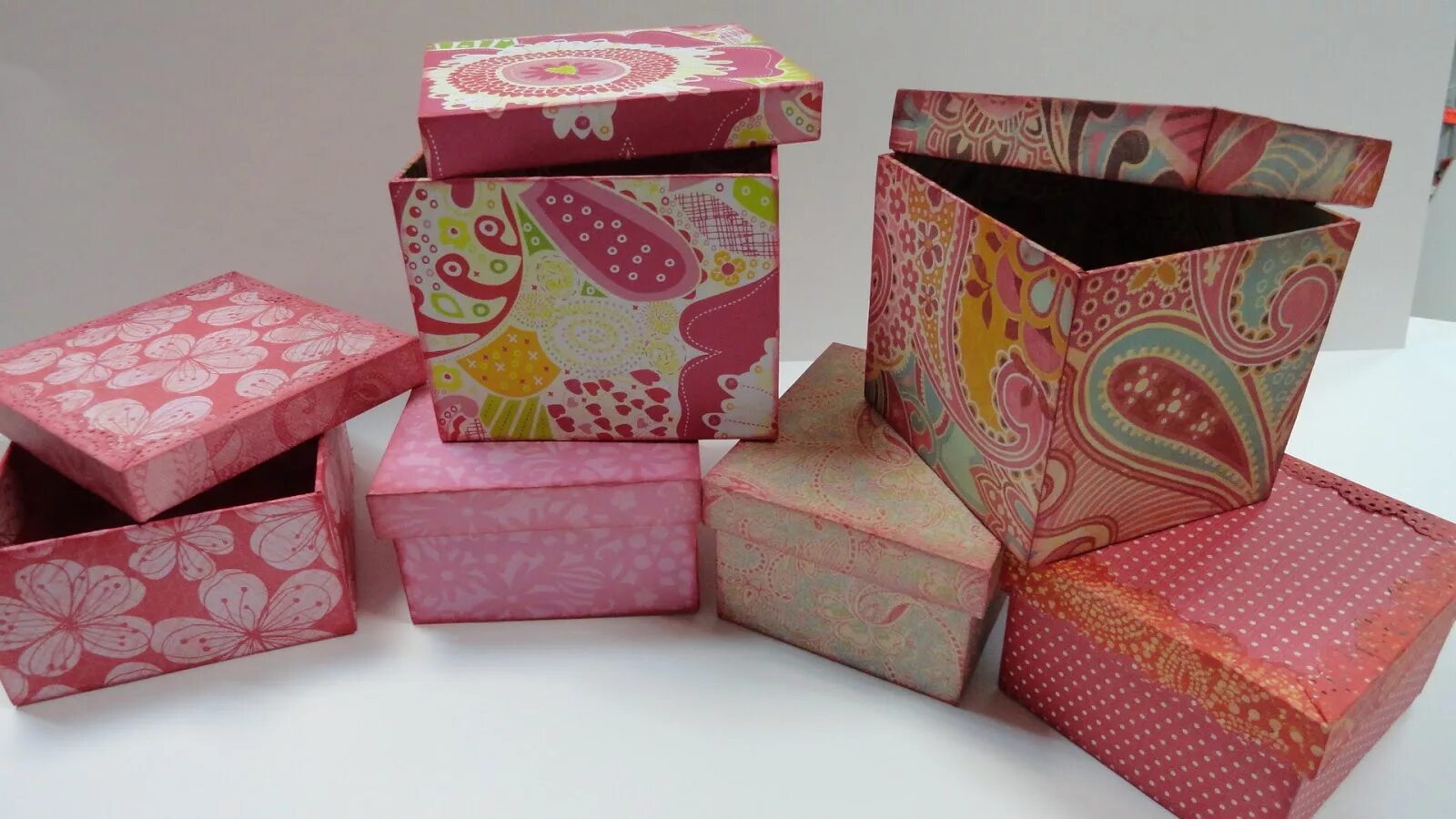 Коробка под обои. Обклеенная коробка. Обклеить коробку бумагой. Коробочки из обоев. Оклеить картонную коробку.