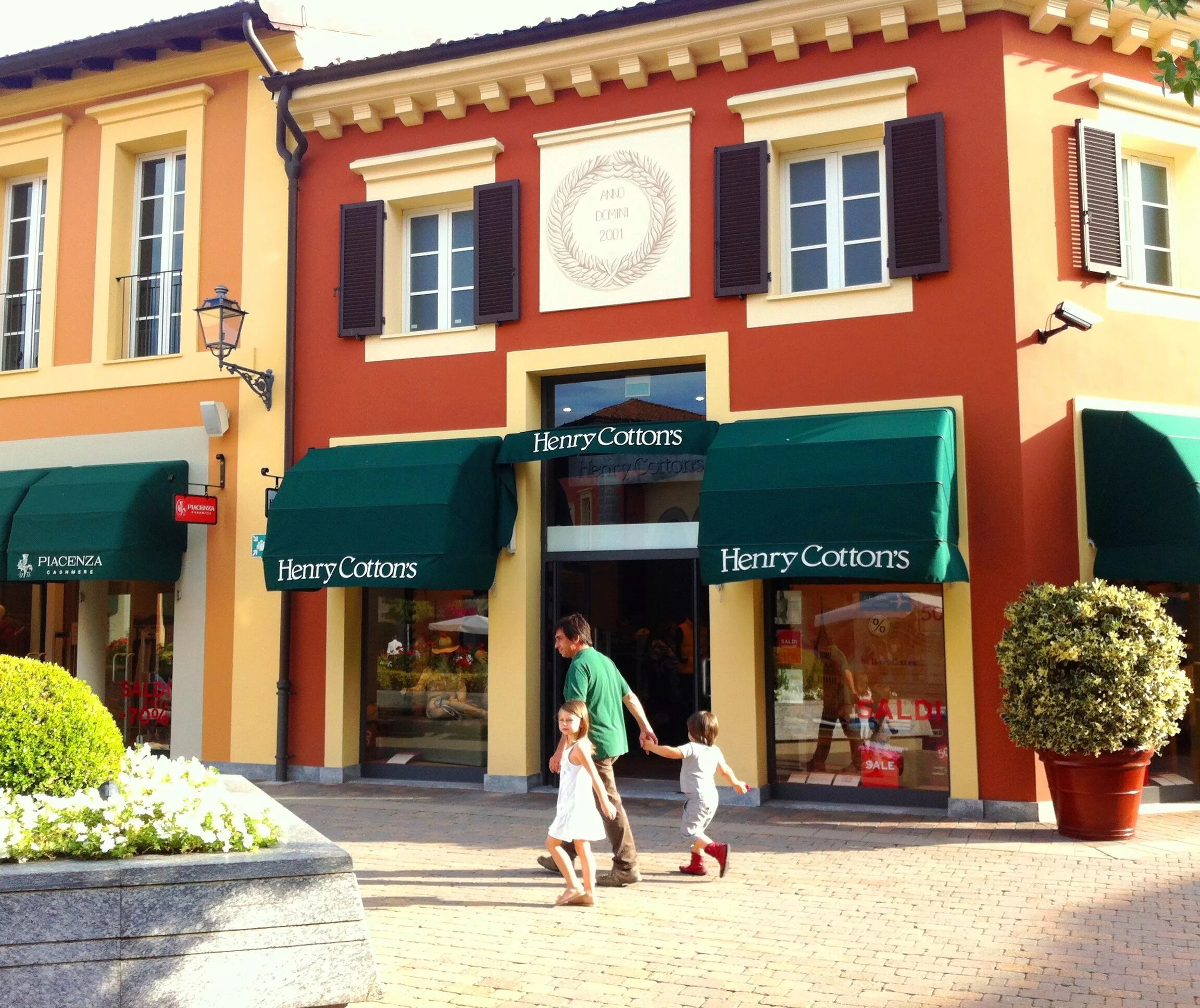 Serravalle outlet. Аутлет Италия Серравалле. Outlet Village Италия. Аутлеты Италии Венето.