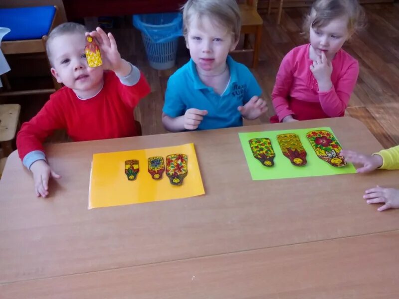 Подвижная игра матрешки. Дети играют с матрешками фото.