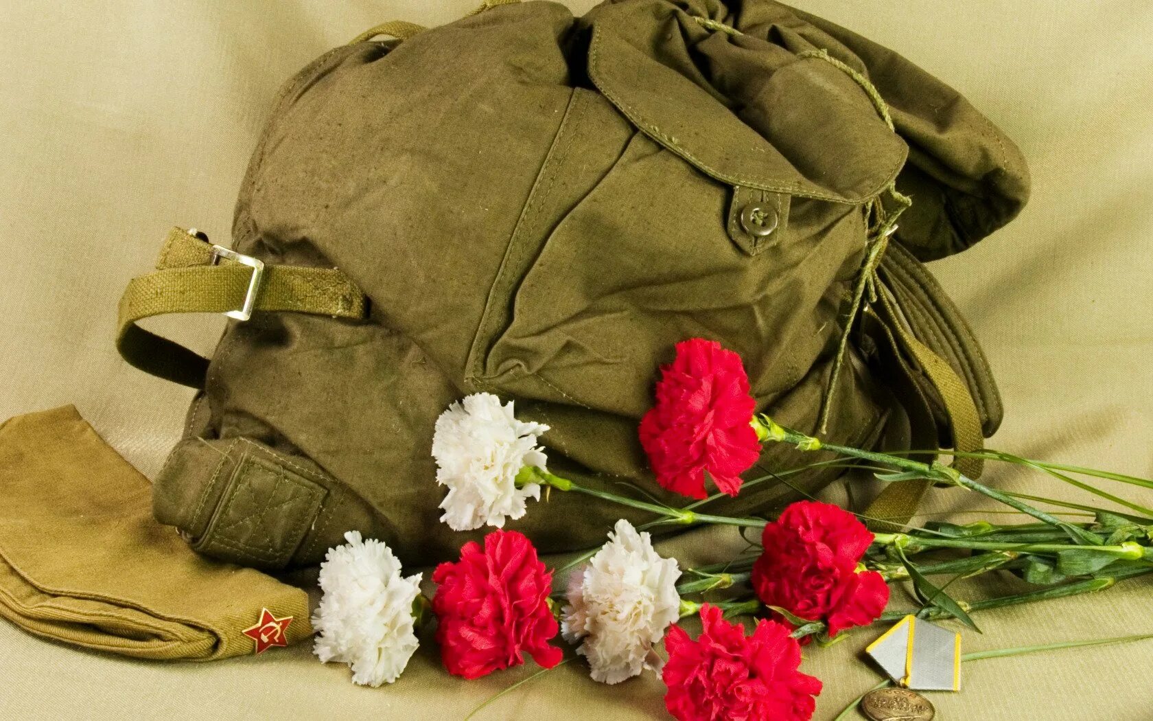 9 мая день победы солдаты. Открытки на военную тематику. С 23 февраля. С днём защитника Отечества 23 февраля. Солдат с цветами.