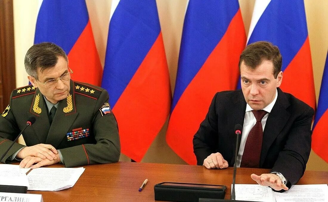 В чем обличают генералов. Рашид Нургалиев Медведев. Дмитрий Медведев и Рашид Нургалиев. МВД России Рашид Нургалиев. Генерал.