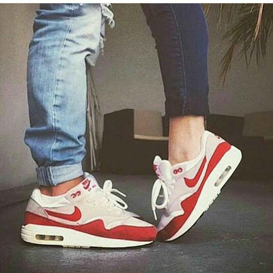 Парные найки. Nike Air Max 90 Love. Nike Air 90 парные. Пара кроссовок найк Эйр. Парные кроссовки для влюбленных Nike.