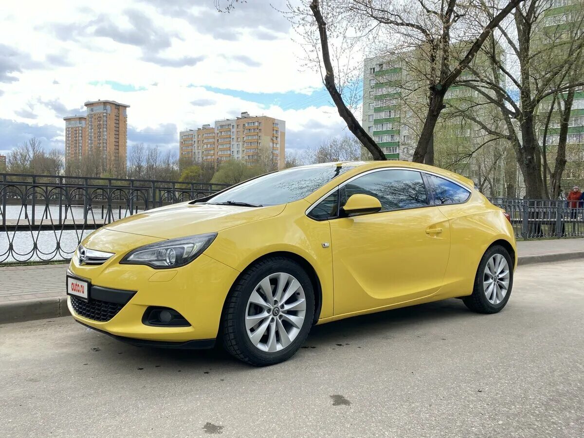 Opel Astra GTC Moscow. Опель 044. Опель жёлтый двухдверный от 2000.