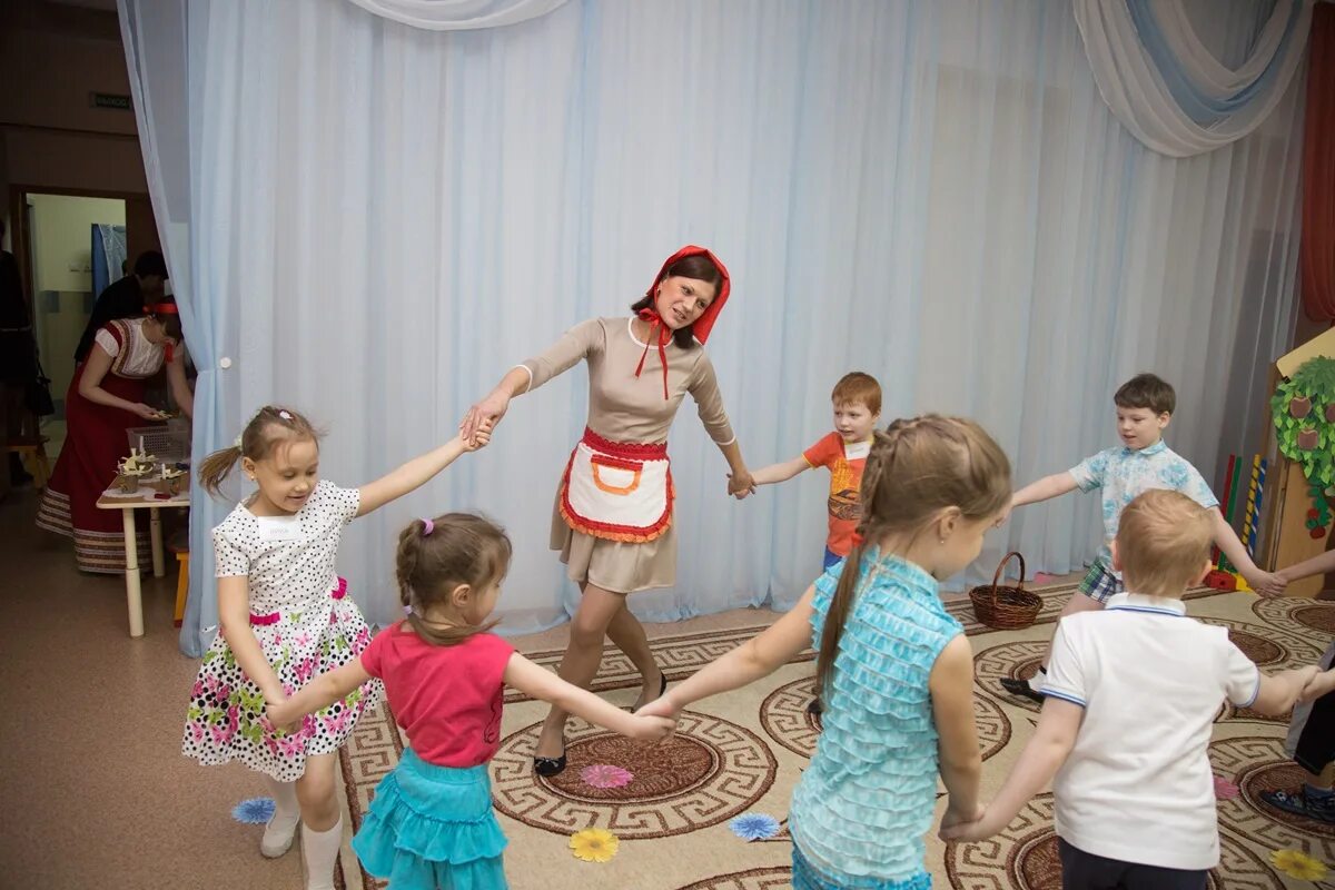 Музыкальные занятия воспитатель года. Дети поют в детском саду. Музыкальные занятия воспитатель года. Музыкальный руководитель в детском саду. Музыкальные занятия воспитатель года.