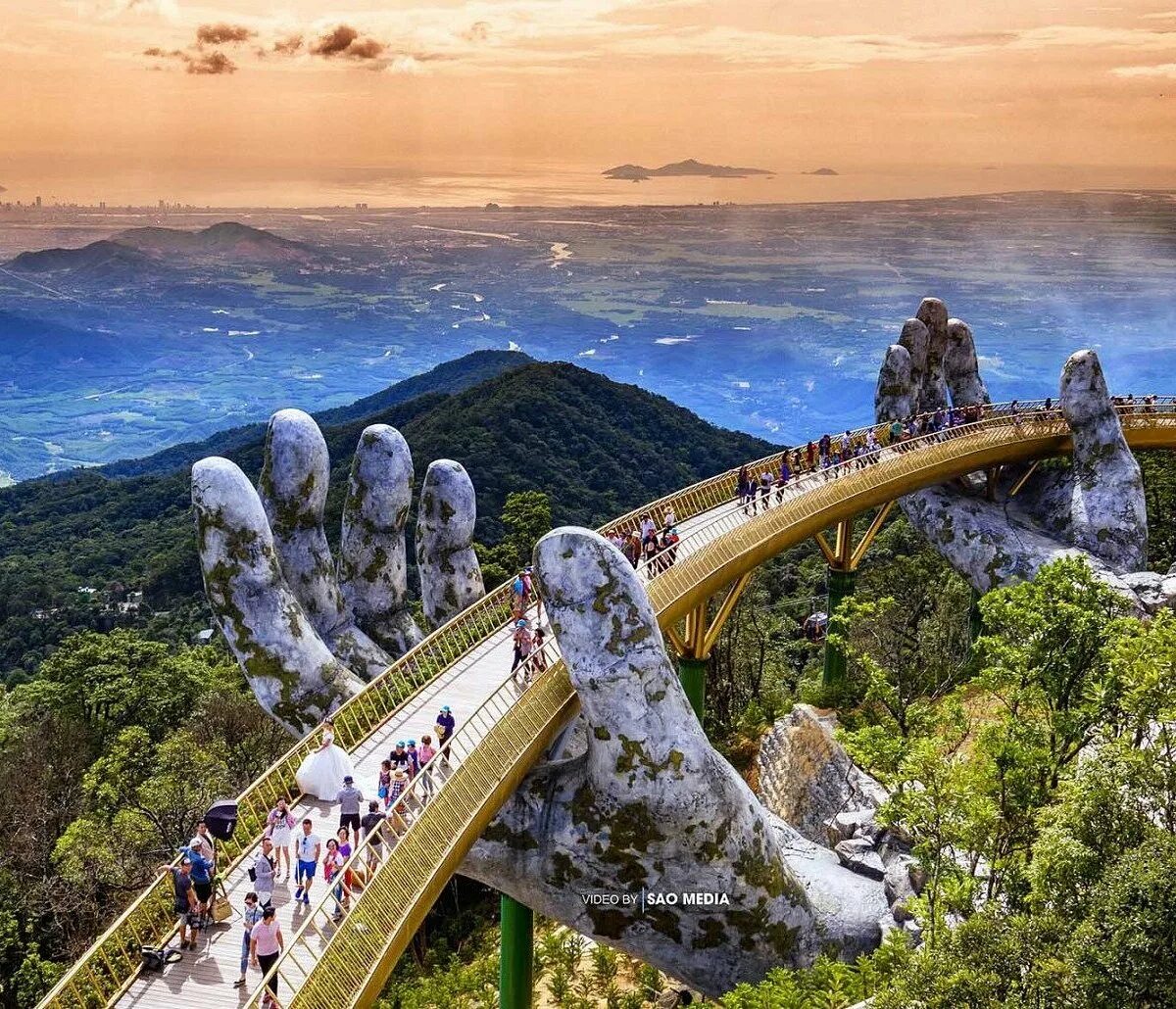 Мост руки бога вьетнам фото Amongst the Annamese Mountains outside of Da Nang, Vietnam sits a bridge that ap
