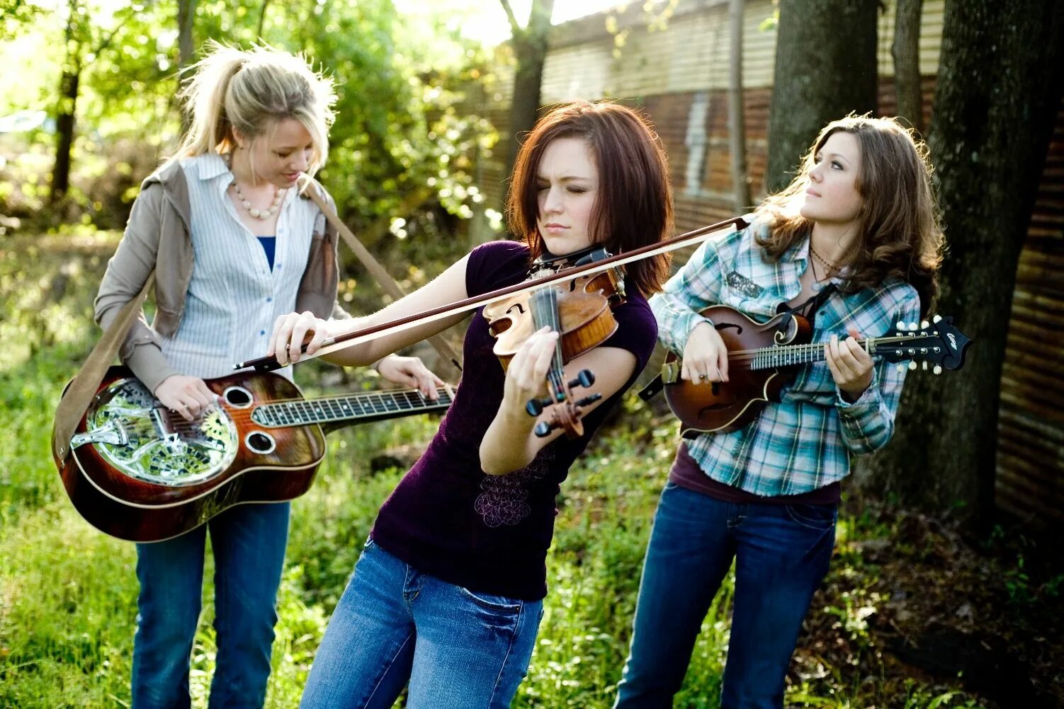 Трио подруг. Природный трио. Larkin sisters Band. Картина трио девушек музыканты. Lovell sisters Band.