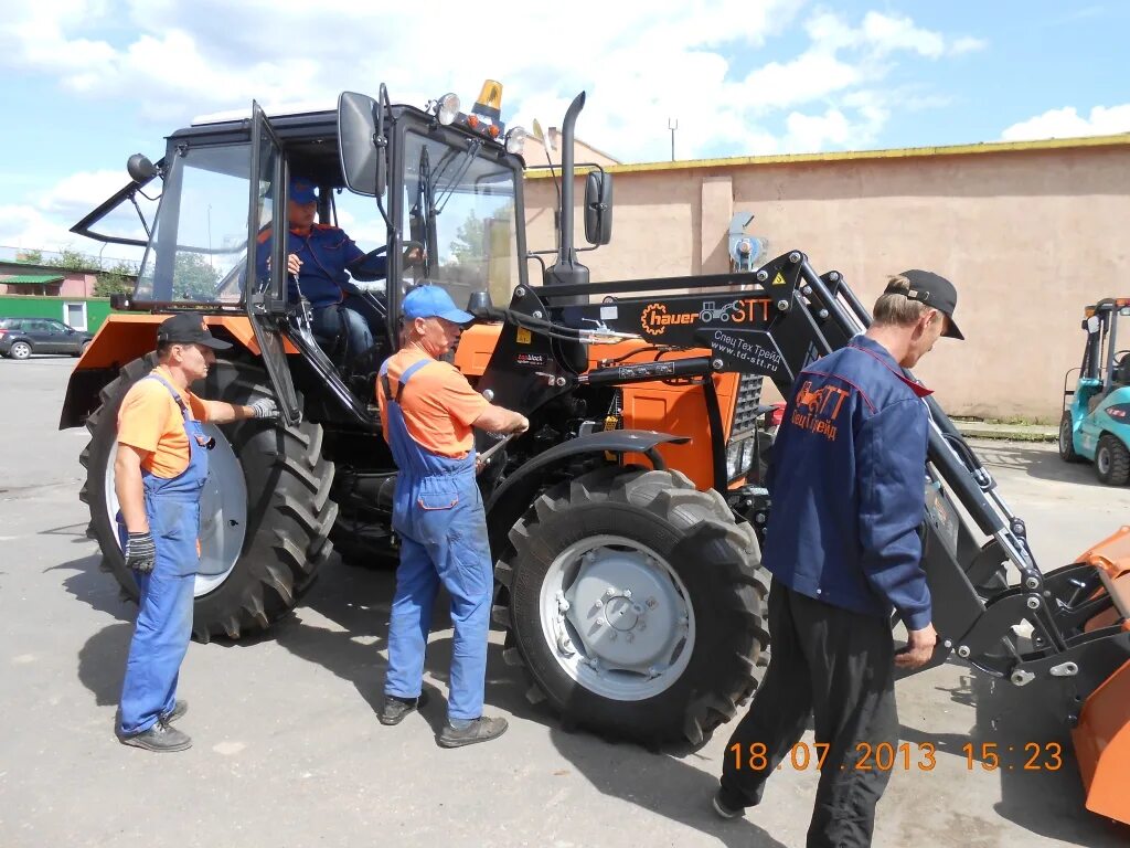 мастерская ремонта тракторов. трактор ремонтный. техническое обслуживание и ремонт трактора. мтз 82 remont. сборка трактора мтз 82.