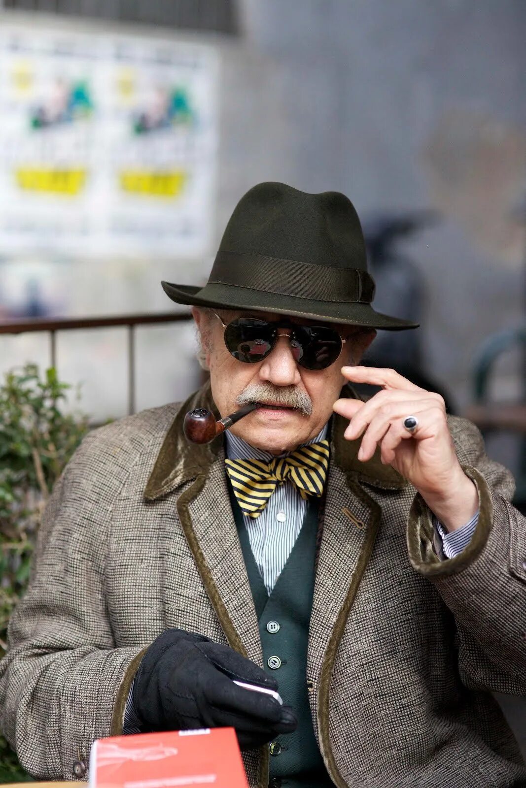 Пожилой мужчина в очках. Мужчина интеллектуал. Интеллигентный человек. Мужчина интеллигент. Дэвид ганди стильные образы.