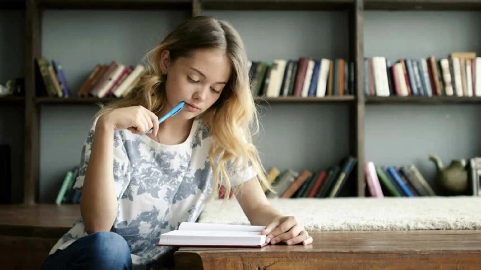 She study for her exams. Девочка стади. Девушка ищет университет. Study teenager. Teenagers studying.