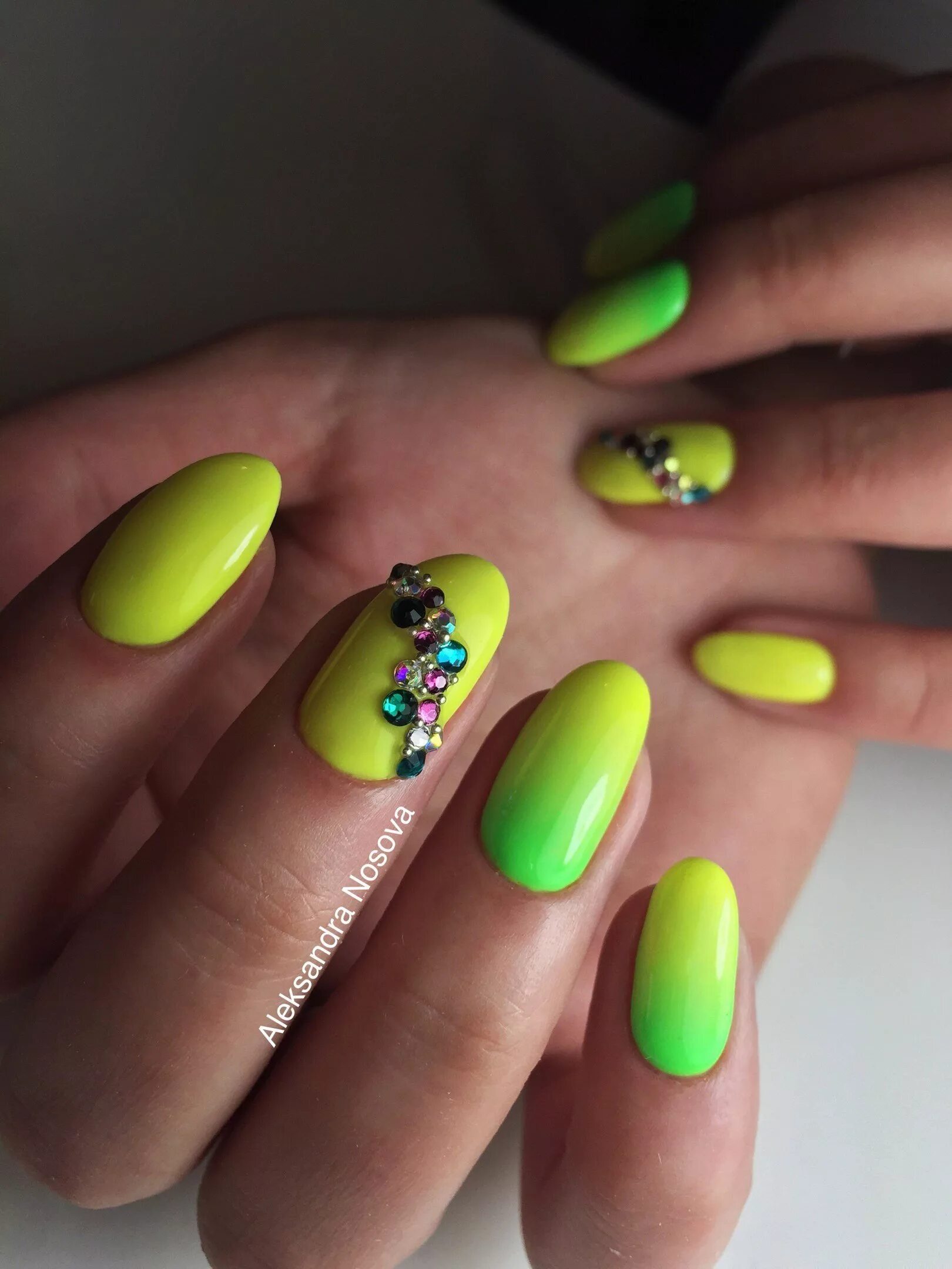 Маникюр желтый с зеленым. Красивые яркие ногти. Яркий маникюр. Ногти яркие летние. Яркие разноцветные ногти.