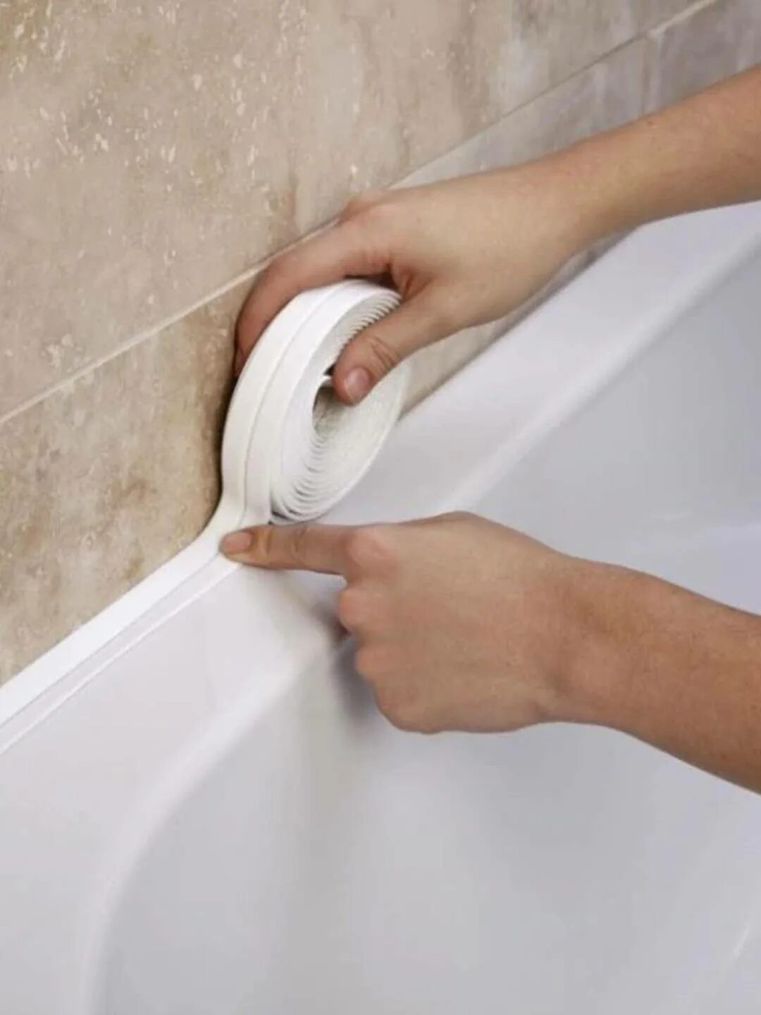 Чем можно закрыть плитку. Бордюр для ванной зазор 30,мм. Загерметизировать стык ванны и стены. Плинтус для ванной пластиковый. Лента для стыков в ванной.